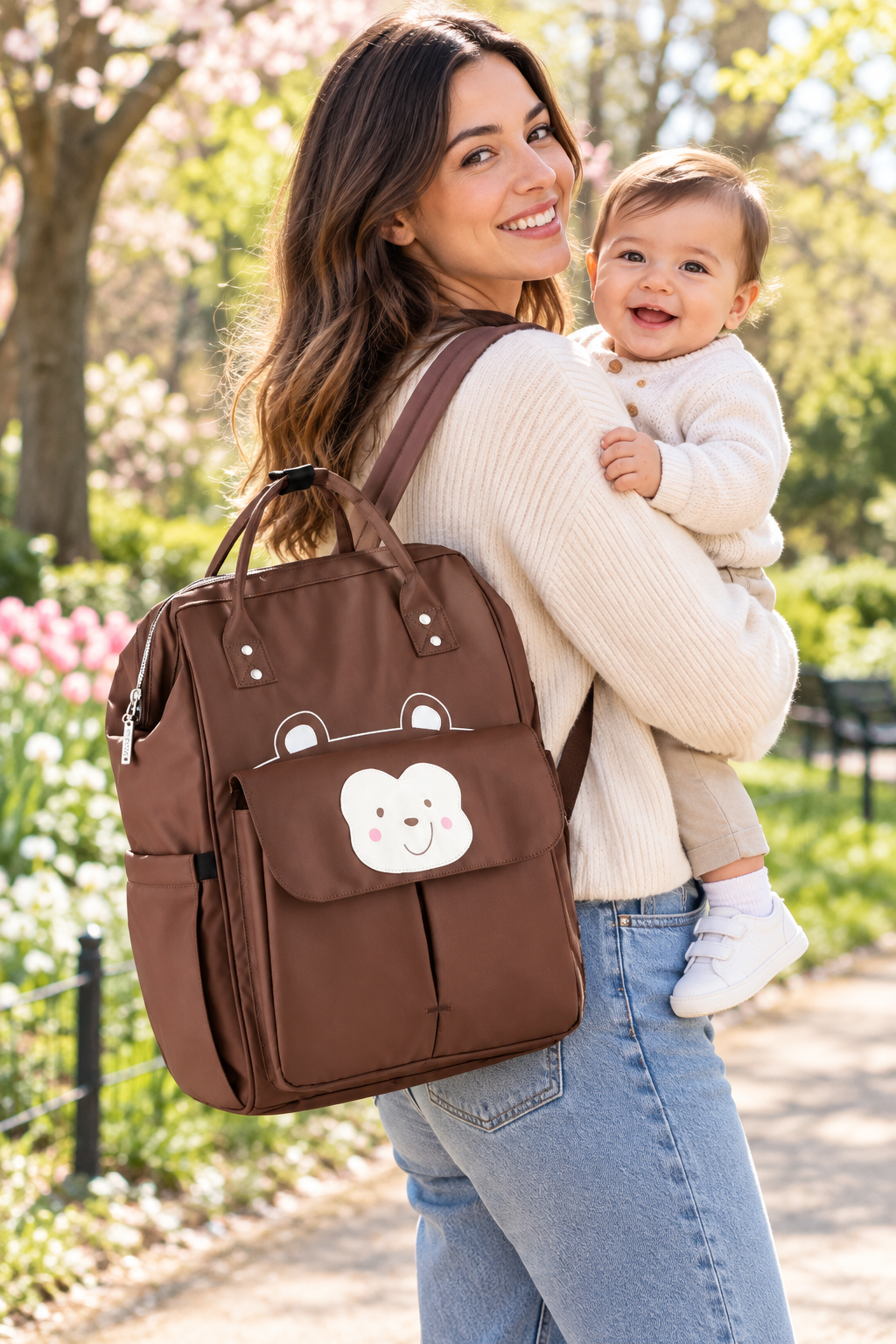 maman et bebe en promenade auprintemps